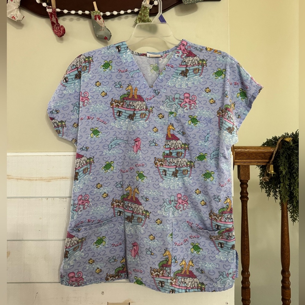 Women’s Noah's Ark Novelty Print Scrub Top - Light Lavender Size M